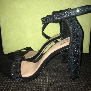 SZ 9 glitter strappy heel !!